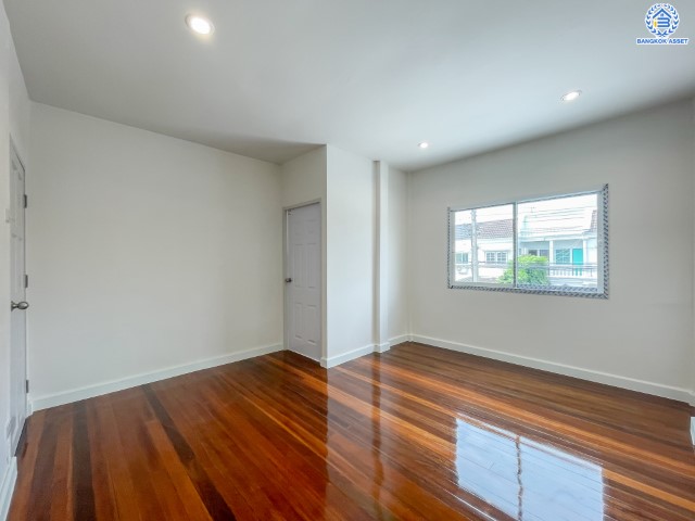 บ้านมือสองตกแต่งใหม่ ม.กฤษดานคร10 รัตนาธิเบศร์-บางใหญ่ ราคาถูกที่สุดในย่านนี้ บนเนื้อที่ 20 ตร.ว. ฟังก์ชั่น 3 ห้องนอน 2 ห้องน้ำ ทำเลเยี่ยมติดถนนรัตนธิเบศร์ ห่างรถไฟฟ้า "สถานีสามแยกบางใหญ่" เพียง 200 เมตร ใกล้เซ็นทรัลเวสต์เกตเพียง 1 กม. และจุดขึ้นทางด่วน "กาญจนาภิเษก"